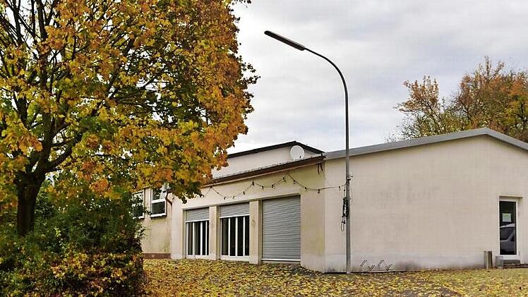 Der Finanzausschuss beschloss, den Antrag des TSV Prappach auf Sonderbezuschussung f&uuml;r die Sanierung der vereinseigenen Turnhalle zu vertagen. Nicht nur die Au&szlig;enmauer, sondern auch die Umkleiden sind von den Rissen betroffen, erl&auml;utert der TSV Prappach.  Foto: Christian Licha