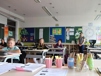 Die Arbeitsblätter liegen in der 5. Klasse der Ritter-von-Spix-Mittelschule ausgedruckt bereit, zu Hause läuft alles digital ab. Foto: Niklas Schmitt