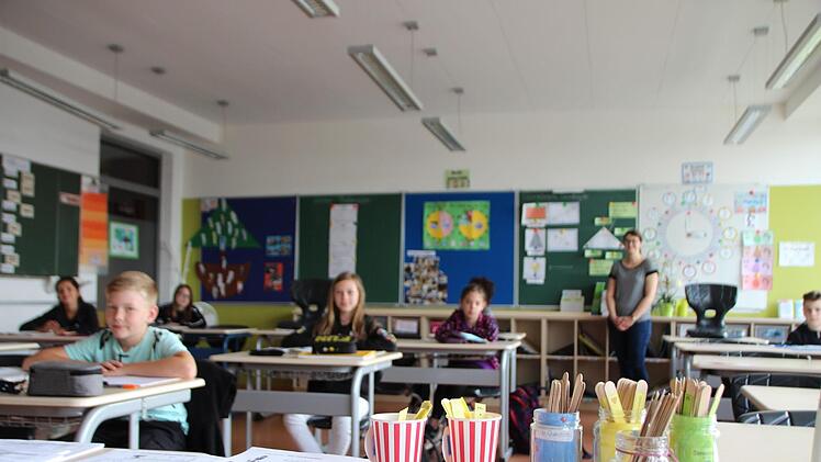 Die Arbeitsblätter liegen in der 5. Klasse der Ritter-von-Spix-Mittelschule ausgedruckt bereit, zu Hause läuft alles digital ab. Foto: Niklas Schmitt