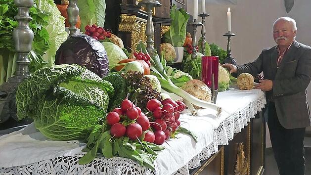 Mesner Georg Wluka beim Aufbau der Erntegaben