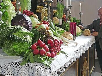 Mesner Georg Wluka beim Aufbau der Erntegaben