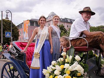 Rosenkönigin Carolin Rottenberger (links) und Rosenprinzessin Natalie Schamne sind beim großen Festzug auch dabei.