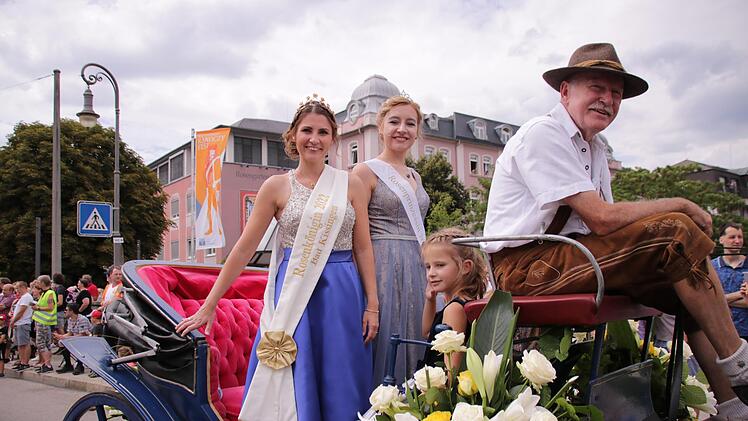 Rosenkönigin Carolin Rottenberger (links) und Rosenprinzessin Natalie Schamne sind beim großen Festzug auch dabei.