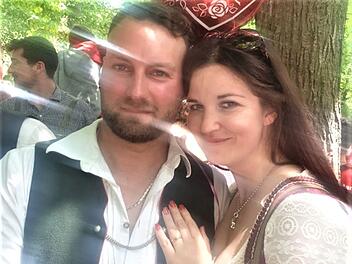 Erlanger Bergkirchweih 2023: Franke will Heiratsantrag auf B&uuml;hne machen - sie l&auml;sst ihn warten