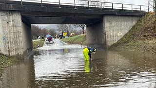 Gebrochener Bahndamm: Wasser überflutet Bundesstraße
