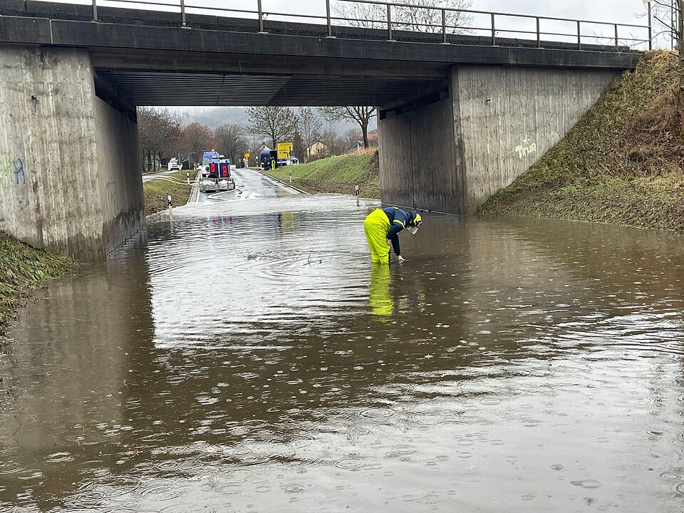 Gebrochener Bahndamm: Wasser überflutet Bundesstraße