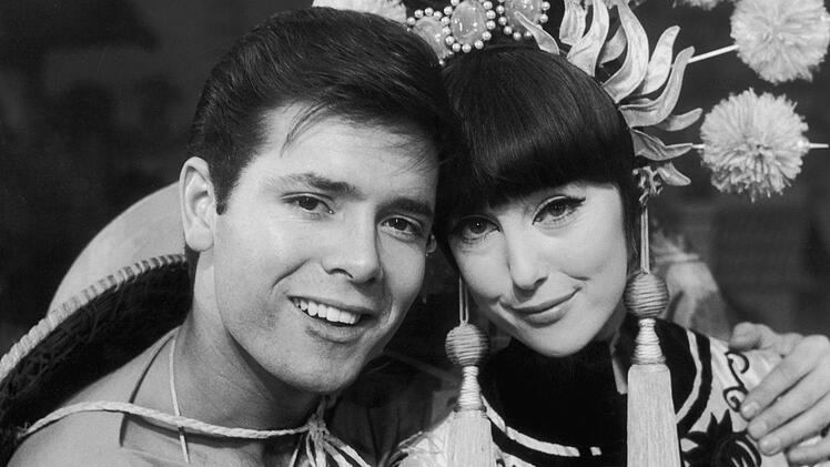 Cliff Richard war nie verheiratet, aber immer wieder liiert: Eine seiner Partnerinnen war zeitweise Schauspielerin Una Stubbs, die man hierzulande vor allem als "Sherlock"-Vermieterin Mrs. Hudson kennt.
