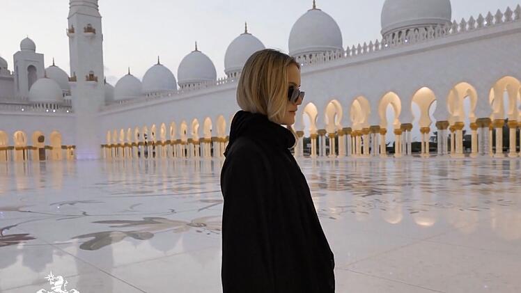 "Illegal!" Davina posiert einen Moment ohne Kopfbedeckung - streng verboten!