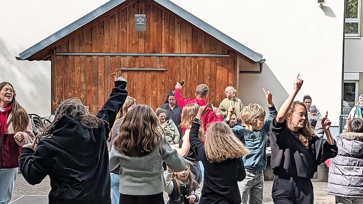 Bewegter Pausenhof mit Tinos Danceworld.
