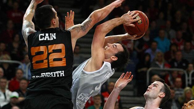 Jason Cain (links) foult Karsten Tadda, rechts A.J. Ogilvy. Beim 85:74-Erfolg der Bamberger in der Frankenh&ouml;lle gingen die Bayreuther teilweise sehr hart zur Sache und kassierten insgesamt 33 Fouls. Foto: sportpress