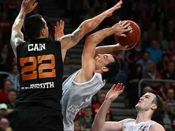Jason Cain (links) foult Karsten Tadda, rechts A.J. Ogilvy. Beim 85:74-Erfolg der Bamberger in der Frankenh&ouml;lle gingen die Bayreuther teilweise sehr hart zur Sache und kassierten insgesamt 33 Fouls. Foto: sportpress