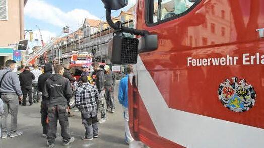 Die Goethestraße war während des Einsatzes gesperrt. Das hielt die Schaulustigen dennoch nicht davon ab, neugierig zuzuschauen.  Fotos: Michael Busch