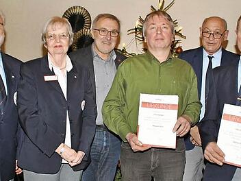 Ehrung für eine stattliche Leistung (von links): BRK-Kreisgeschäftsführer Klaus Otto, BRK-Vorsitzende Evalies Meier, Bürgermeister Helmut Krämer, Robert Wolf (125 Blutspenden), Bereitschaftsleiter Josef Hofmann und Georg Dietz (100 Blutspenden) Foto: p