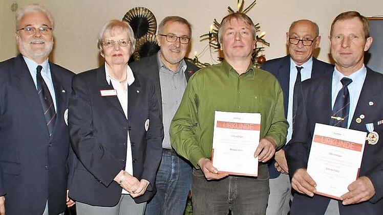 Ehrung für eine stattliche Leistung (von links): BRK-Kreisgeschäftsführer Klaus Otto, BRK-Vorsitzende Evalies Meier, Bürgermeister Helmut Krämer, Robert Wolf (125 Blutspenden), Bereitschaftsleiter Josef Hofmann und Georg Dietz (100 Blutspenden) Foto: p