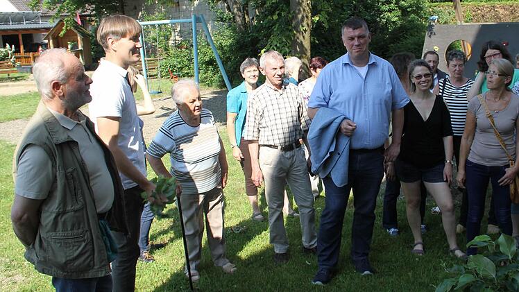 Grundfeld nimmt am erstmals durchgeführten Kreiswettbewerb "Grün im Dorf" teil. Gestern fand die Begehung durch eine achtköpfige Jury unter der leitung von Kreisfachberater Michael Stromer statt.  Fotos: Gerda Völk