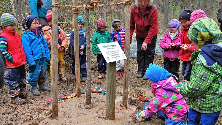 Alle Kinder legten um den jungen Baum bunte Wunschsteine mit ihren persönlichen Wünschen zu dessen Wachsen und Gedeihen Foto: Sigismund von Dobschütz