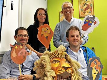 Im Vierer-Team arbeiten Georg Schlee und Florian Kager (vorne von links), Carolina Bohra und Michael Ulbrich (hinten von links) an dem gemeinsamen Projekt. Foto: Evi Seeger