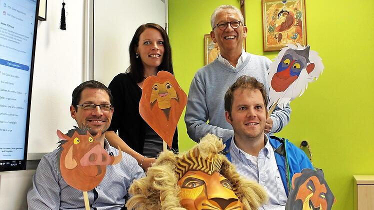 Im Vierer-Team arbeiten Georg Schlee und Florian Kager (vorne von links), Carolina Bohra und Michael Ulbrich (hinten von links) an dem gemeinsamen Projekt. Foto: Evi Seeger