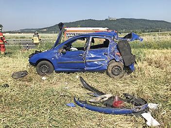Der Peugeot landete im Kornfeld, die Fahrerin im Krankenhaus. Foto: NEWS5 / Herse