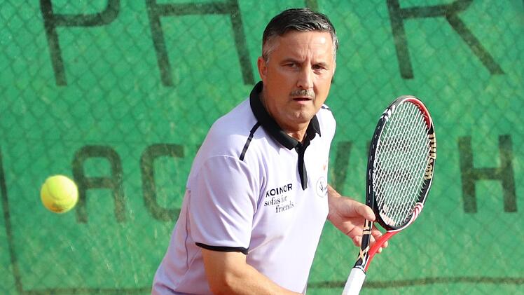 Mit seinem dritten Einzelsieg in der Bayernliga sicherte Roger Martin den Tennisparklern den Sieg in N&uuml;rnberg.  Foto: Thorsten Wagner