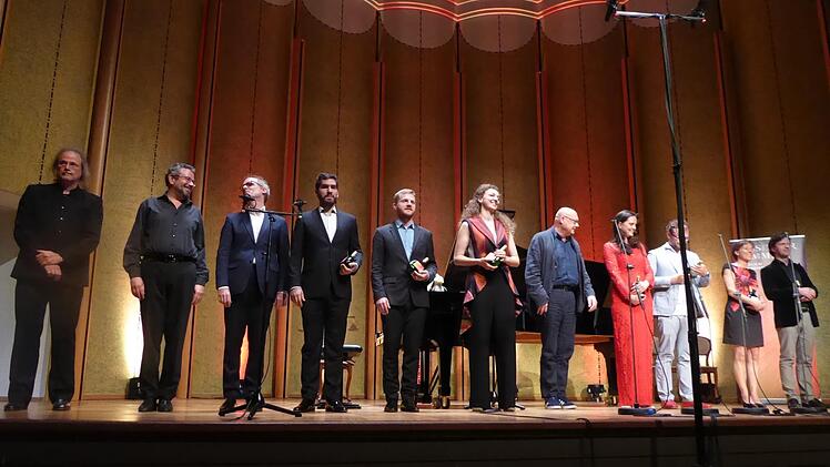 Am Ende einer kreativen Woche (von links): Steffen Schleiermacher, Axel Bauni, Jan Philip Schulze, André Baleiro, Florian Habermann, Florence Losseau, Manfred Trojahn, Caroline Melzer, Michael Pelzel, Annette Schlünz und Fabien Lévy beim Schlussapplaus . Jüri Reinvere hatte seine Zelte schon abbrechen müssen.