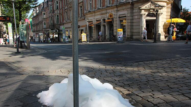 Rätselraten über ein Häufchen Schnee in der Coburger Innenstadt.Oliver Schmidt