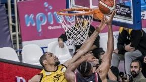 Augustine Rubit, mit 20 Punkten bester Bamberger bei der 86:93-Niederlage im Hinspiel, setzt sich unter dem Korb gegen Athens Topscorer Vince Hunter durch. Foto: championsleague.basketball