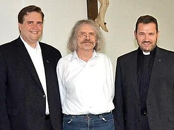 Die drei Geistlichen werden zukünftig unter anderem für die Pfarrgemeinden Pressig, Posseck und Rothenkirchen mit ihren Filialgemeinden Welitsch, Gifting und Förtschendorf zuständig sein. Von links Pfarrer Detlef Pötzl (Pfarradministrator, leitender Pfarrer), Pater Helmut Haagen OMI (Pfarrvikar) und Pfarrer Anton Heinz (Pfarrvikar) Foto: K.- H. Hofmann