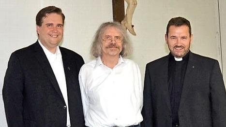 Die drei Geistlichen werden zukünftig unter anderem für die Pfarrgemeinden Pressig, Posseck und Rothenkirchen mit ihren Filialgemeinden Welitsch, Gifting und Förtschendorf zuständig sein. Von links Pfarrer Detlef Pötzl (Pfarradministrator, leitender Pfarrer), Pater Helmut Haagen OMI (Pfarrvikar) und Pfarrer Anton Heinz (Pfarrvikar) Foto: K.- H. Hofmann