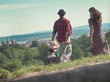Jonas Ochs alias "Jonas MC" genießt das Familienleben über Bambergs Höhen (aus dem Video zum Song "Vater sein" von "Bambägga")  Foto: privat
