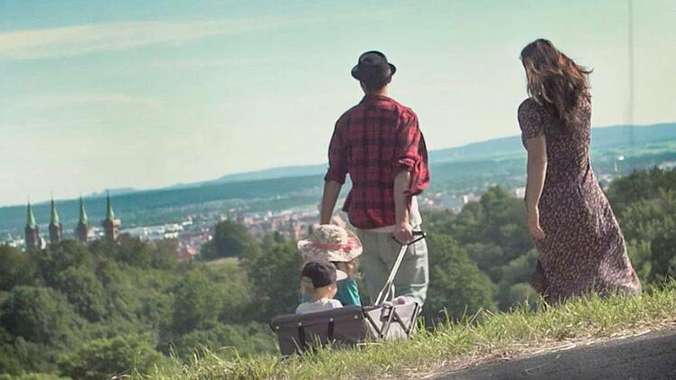 Jonas Ochs alias "Jonas MC" genießt das Familienleben über Bambergs Höhen (aus dem Video zum Song "Vater sein" von "Bambägga")  Foto: privat