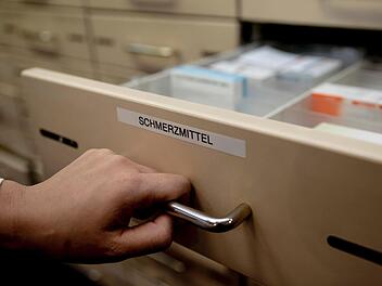 In Deutschlands Apotheken sind viele Medikamente mittlerweile Mangelware. Davon kann auch der Altdorfer Apotheker Ralf Schabik ein Lied singen. Er warnt vor einer Preisexplosion. Symbolfoto: Christoph Soeder/dpa