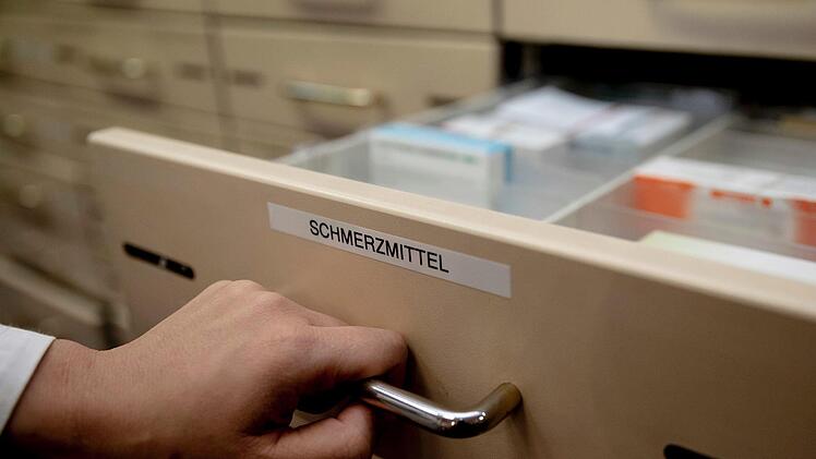 In Deutschlands Apotheken sind viele Medikamente mittlerweile Mangelware. Davon kann auch der Altdorfer Apotheker Ralf Schabik ein Lied singen. Er warnt vor einer Preisexplosion. Symbolfoto: Christoph Soeder/dpa