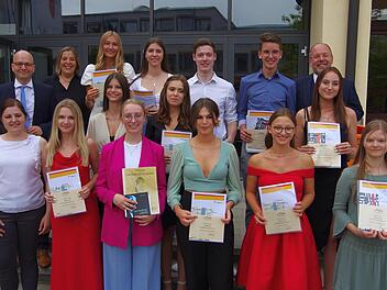 Kathrin Götz (von links), Oberbürgermeister Dirk Vogel, Nicola Renner (hinten, links) und Schulleiter Markus Arneth (hinten, rechts) gratulierten den ausgezeichneten Schülern (vorne) Fiona Reuß, Charlotte Haase, Klara Seitz, Lara Moraw und Antoni...