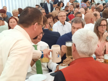 Markus Söder im Festzelt-Wahlkampf: So funktioniert sein Bierkrug-Trick