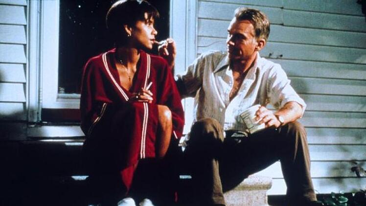 Brisanter Stoff für eine Romanze: In "Monster's Ball" spielt Billy Bob Thornton einen Rassisten, der sich in die schwarze Aushilfskellnerin Leticia (Halle Berry) verliebt.