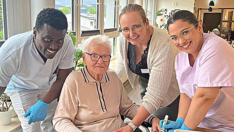 F&uuml;r eine exzellente Ausbildung: Pflegefachkraft und Praxisanleiterin Shari Eschenbacher (Zweite von rechts) hat mit ihrem Konzept &bdquo;Fundament ganzheitliche Grundpflege&ldquo; den Praxisanleiterbonus des bayerischen Staatsministeriums f&uuml;r Gesundheit, Pfle...