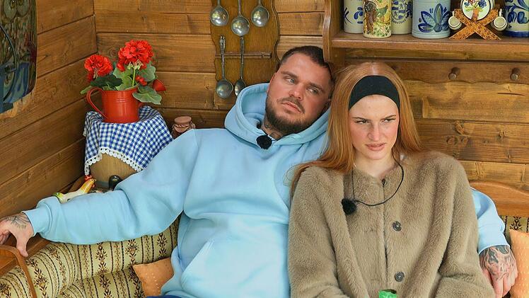Nico (links) f&uuml;hlt sich als Mastermind des Sommerhauses, Laura sagt dazu nicht viel.