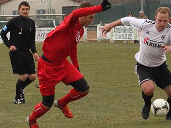 Mit seiner Kampfkraft und seinem Durchsetzungsvermögen möchte Bernd Pankratz (rechts, weißes Trikot) einen Beitrag zu einem Sander Sieg über die SpVgg Selbitz leisten.