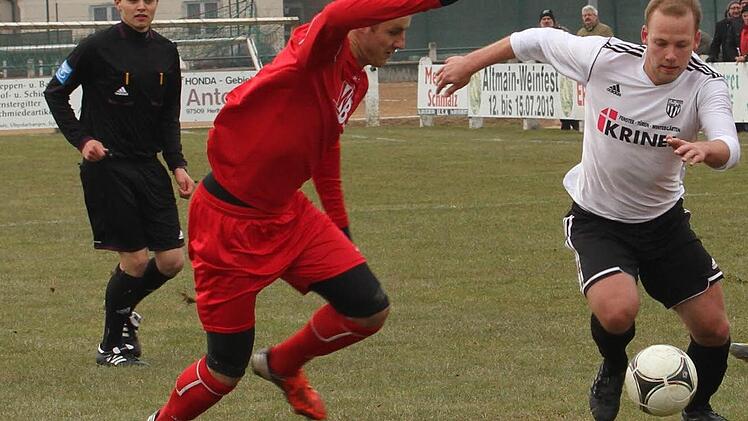 Mit seiner Kampfkraft und seinem Durchsetzungsvermögen möchte Bernd Pankratz (rechts, weißes Trikot) einen Beitrag zu einem Sander Sieg über die SpVgg Selbitz leisten.