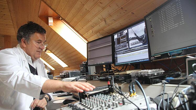 Fingerspitzengefühl ist wichtig: Wenn Schäfer alte Filme mit moderner Digitaltechnik verbessert, geht er sehr vorsichtig ans Werk.