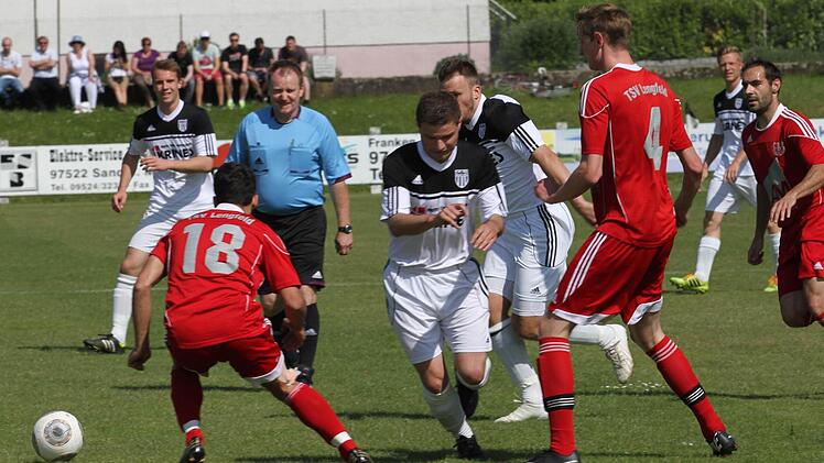 Im Doppelpass wollen Thorsten Schlereth (4. Von rechts) und Fabian Benkert den Riegel der Gäste knacken.