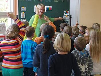Klassenleiterin Helga Blumenröther erklärt ihren 22 Erstklässlern die verschiedenen Stationen zum Buchstaben "T".  Fotos: Lisa Kieslinger