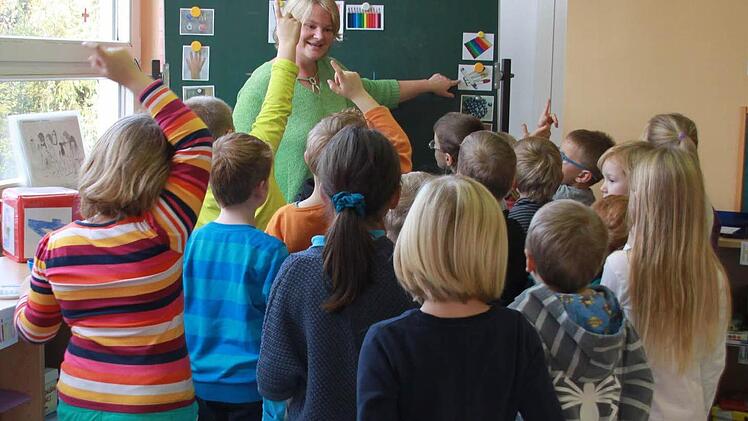 Klassenleiterin Helga Blumenröther erklärt ihren 22 Erstklässlern die verschiedenen Stationen zum Buchstaben "T".  Fotos: Lisa Kieslinger