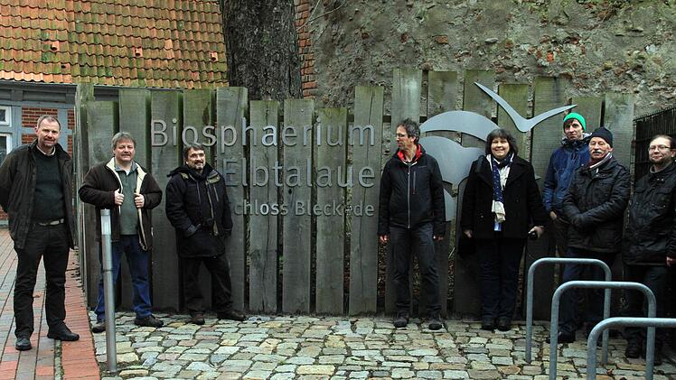 Unter anderem in den Elbtalauen schaute sich die Delegation mit Tierpark-Leiter Axel Maunz (links) und Oswald Türbl (rechts) vom Bund Naturschutz nach guten Vorbildern um. Foto: Bund Naturschutz