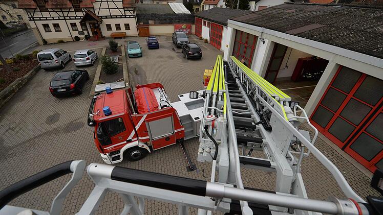 Dank der neuen Drehleiter kann die Hallstadter Feuerwehr bei ihren Einsätzen flexibel reagieren. Foto: Ronald Rinklef