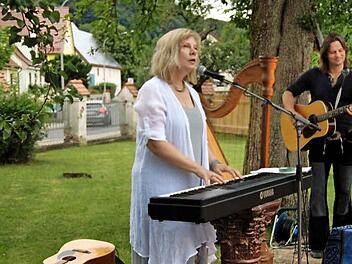 Danadische Sängerin Jeanine Noyes im Duett mit Andy Lang im Weißenoher Pfarrgarten.  Foto: Petra Malbrich