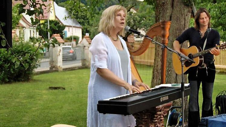 Danadische Sängerin Jeanine Noyes im Duett mit Andy Lang im Weißenoher Pfarrgarten.  Foto: Petra Malbrich