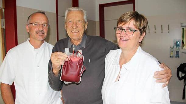 Franz Romeis zwischen drei "Lebensrettern": Thomas Rötzer, einer Blutkonserve und Elisabeth Göbel.  Foto: Diana Fuchs