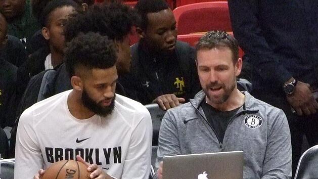 Aktueller Job: Brooklyns Co-Trainer Chris Fleming (rechts) gibt Nets-Guard Allen Crabbe w&auml;hrend des Spiels Informationen.  Foto: Dirk Sing